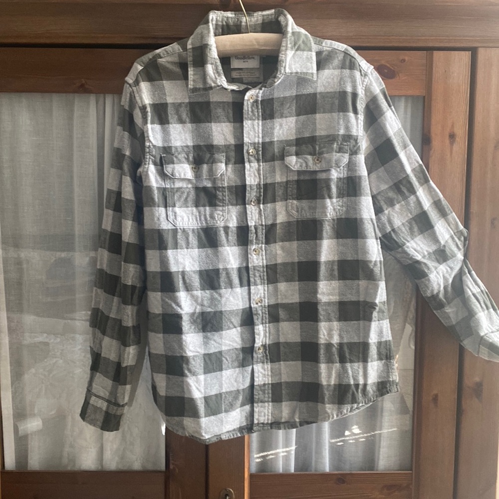Goodfellow checked button up flannel shirt. Green/gray Size medium. Good cond.